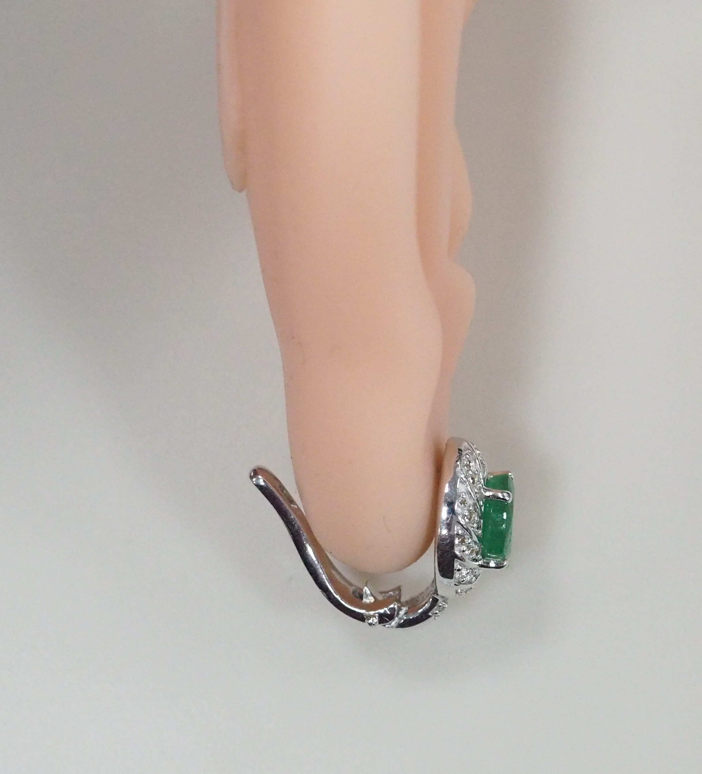 Серебряные серьги с изумрудами